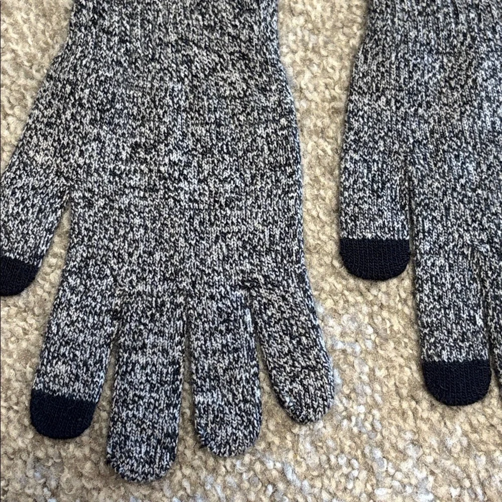 Nordstrom Gray and Black knit Gloves one size nwot w/ tech fingers!